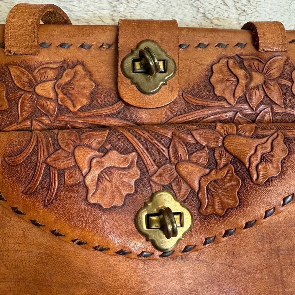 Vintage Tan Satchel / Hand bag with Floral Tooling and Gold-Toned Closure - Picture 8 of 11